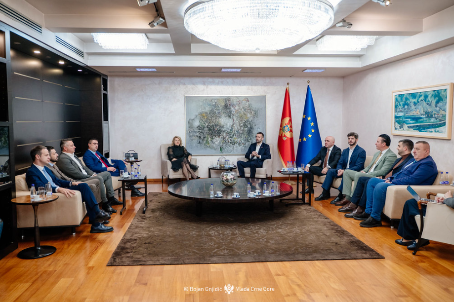 Predsjednik Vlade sa predstavnicima parlamentarnih stranaka (Foto: Vlada CG )