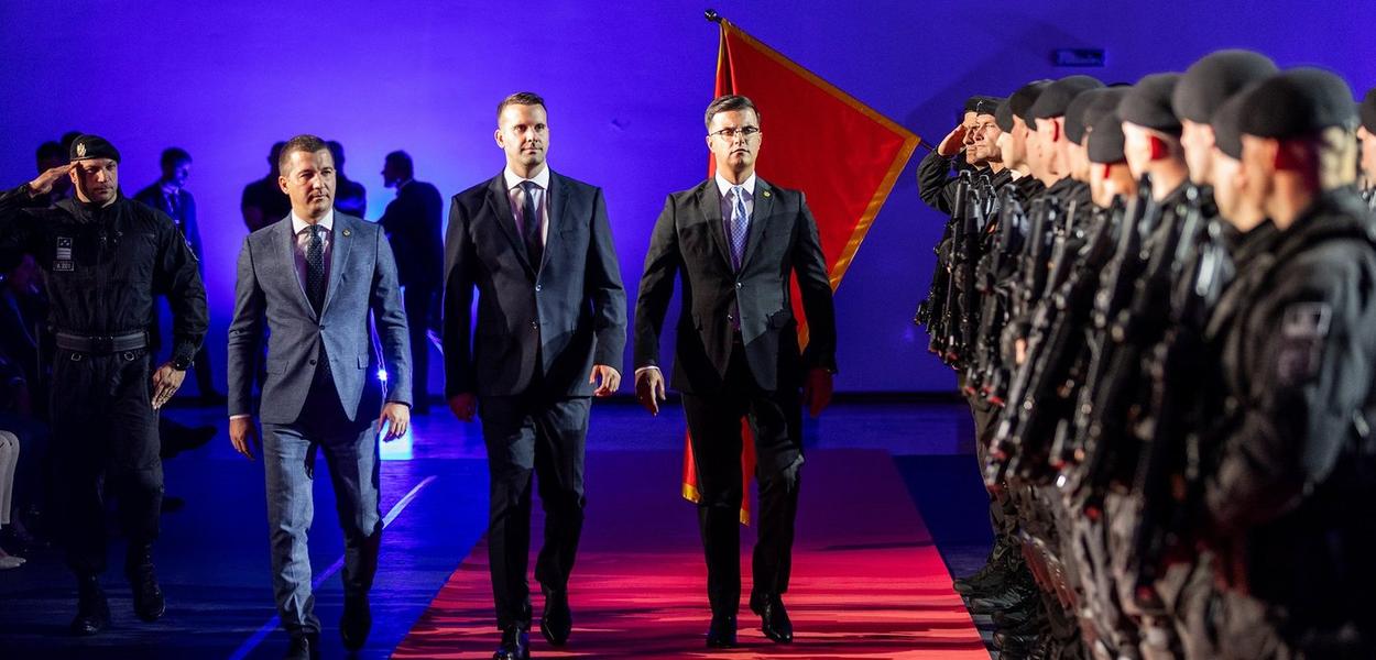 PARTIJCI NAPRIJED, OSTALI - STOJ: Bečić, Spajić i Šaranović pred strojem policijaca (Foto: UGC )