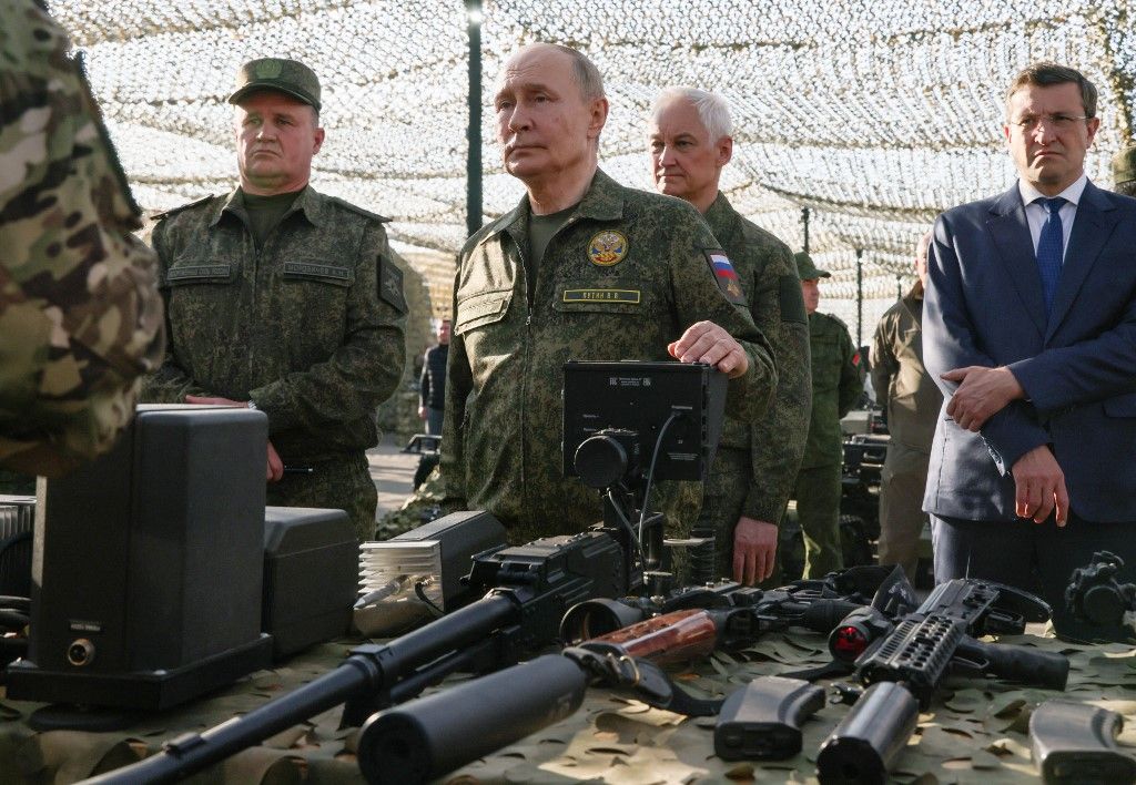 UPOTREBA VOJSKE I SLUŽBE: Vladimir Putin sa oficirima vojske i GRU-a