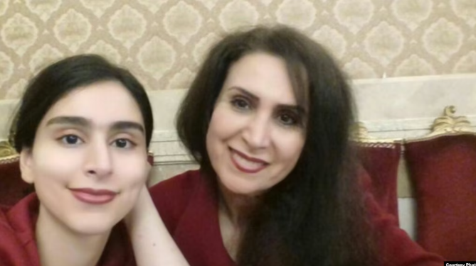 Zahra Šahbaz Tabari (desno) sa svojom ćerkom na nedatiranoj fotografiji (Foto: Courtesy Photo/RSE)