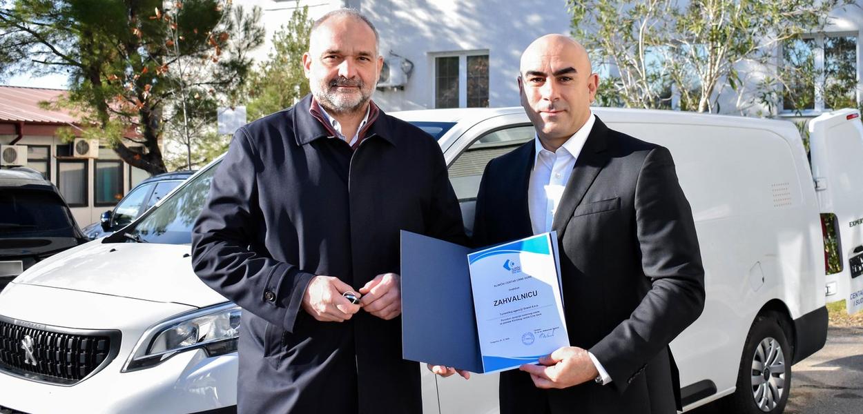 Uručenje zahvalnice (Foto: KCCG)