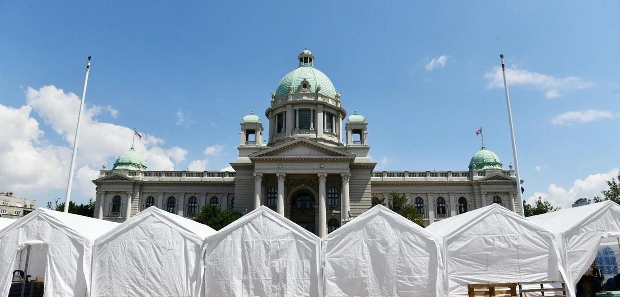 Ćacilend ispred Skupštine (Foto: Vesna Lalić/Nova.rs)