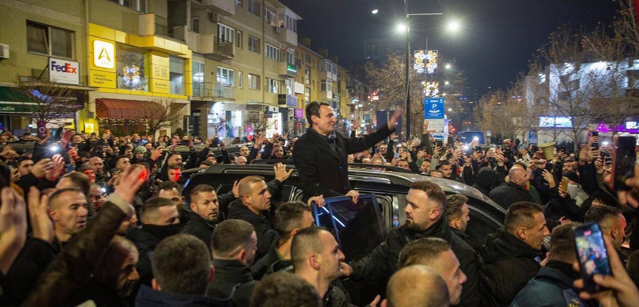 Aljbin Kurti pozdravlja građane u Prištini, 28. decembar 2025. (Foto: AP Photo/Visar Kryeziu)