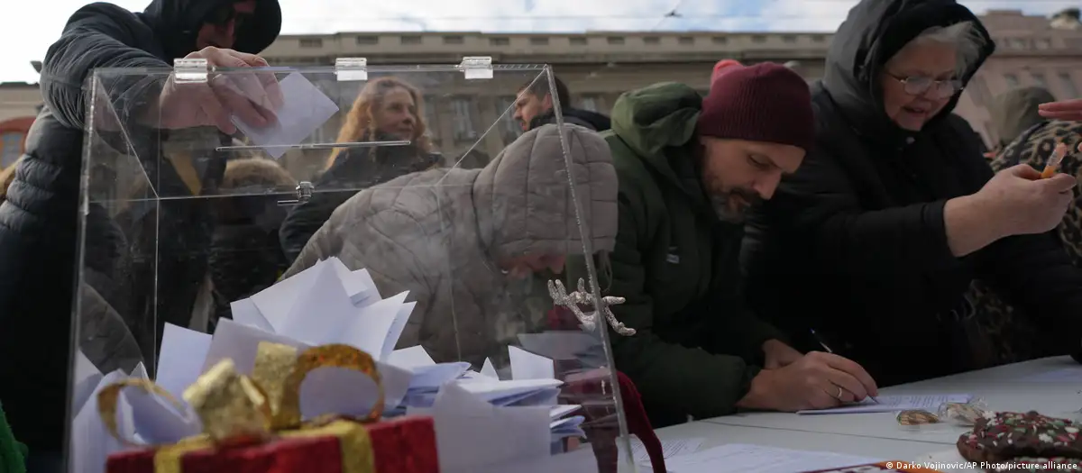 Studentski aktivisti su u nedjelju 28. decembra 2025. prikupljali potpise podrške studentskoj listi i raspisivanju izbora (Foto: Darko Vojinovic/AP Photo)