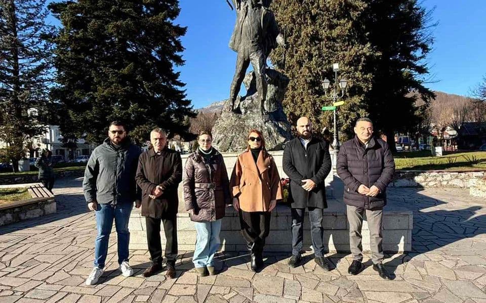 Delegacija opštine i UBNOR-a i antifašista Kolašina ispred Spomenika palim borcima (Foto: Dr.Drašković)