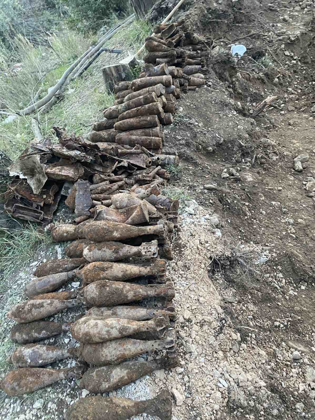 Bombe u dvorištu škole