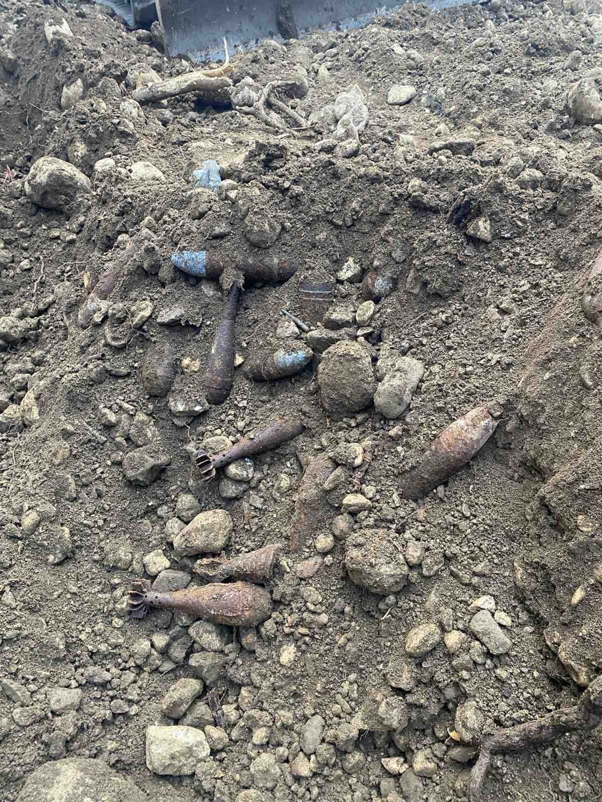 Bombe u dvorištu škole