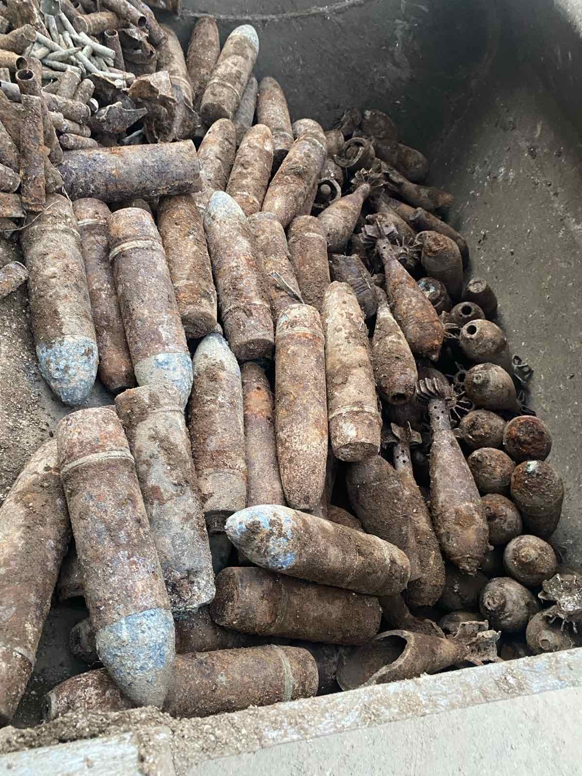 Bombe u dvorištu škole