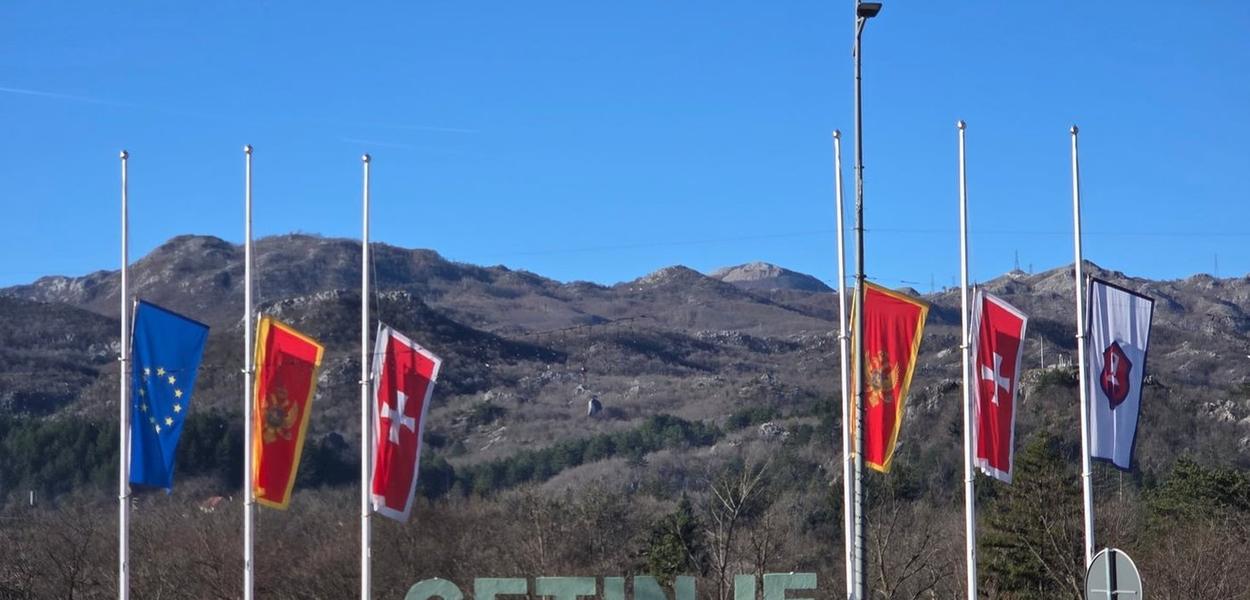 Zastave na pola koplja na Cetinju (Foto: Prijestonica Cetinje)