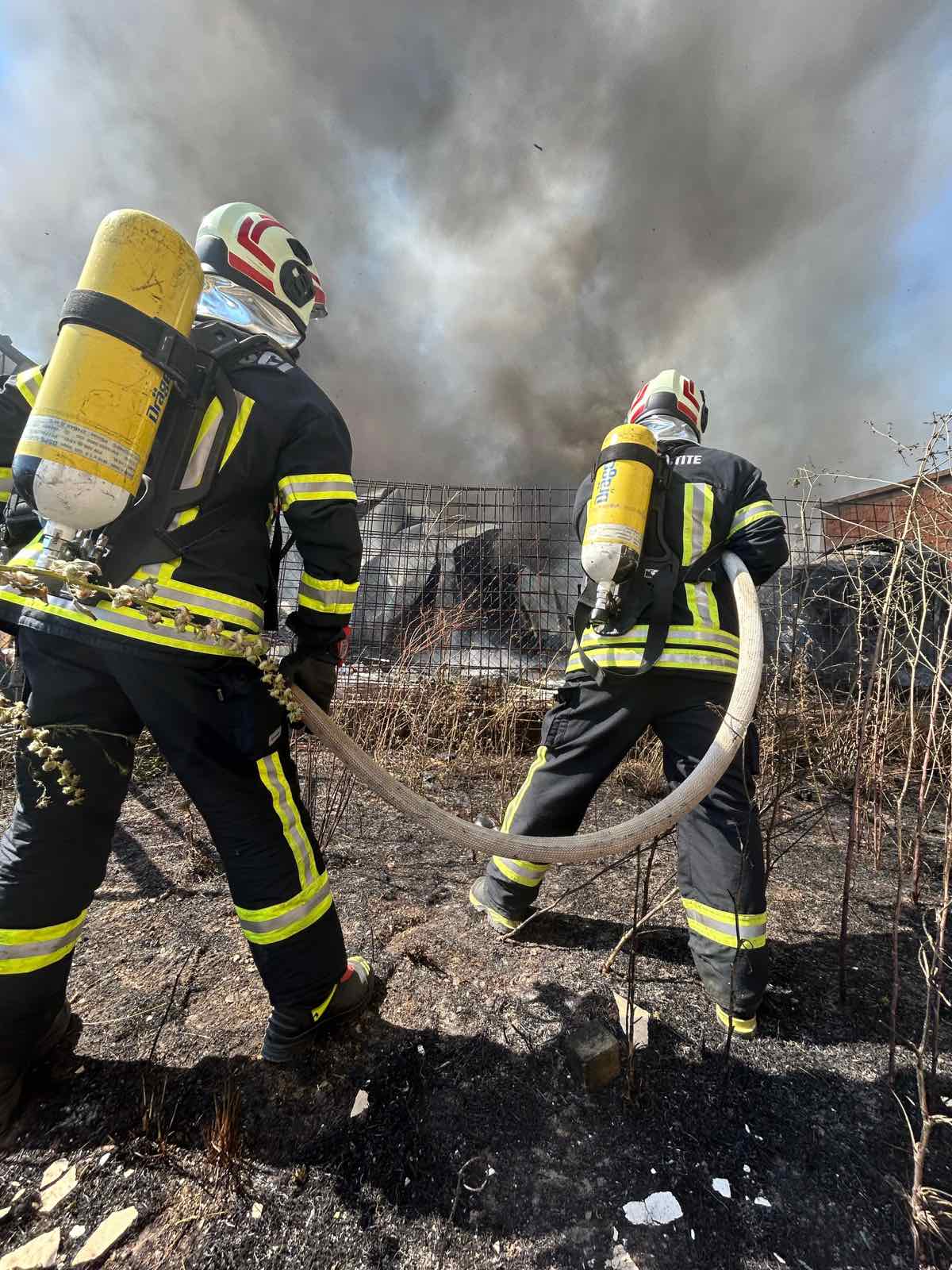 ISPRED PLAMENA, UZ LJUDE: Barski vatrogasci u akciji (Foto: Služba zaštite i spašavanja Bar)