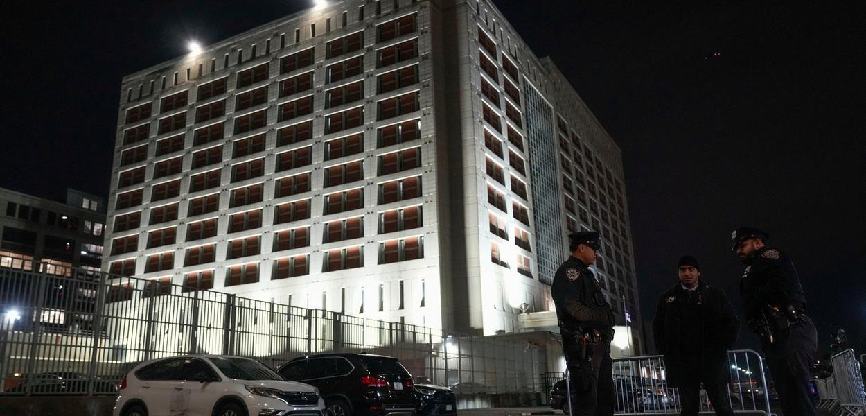 Policajci Njujorške policije okupili su se ispred Metropolitanskog pritvornog centra (Metropolitan Detention Center) nedugo nakon dolaska zarobljenog venecuelanskog predsjednika Nikolasa Madura i njegove supruge Silije Flores, Jan. 3, 2026, u Njujorku (Foto: AP photo/Yuki Iwamura)