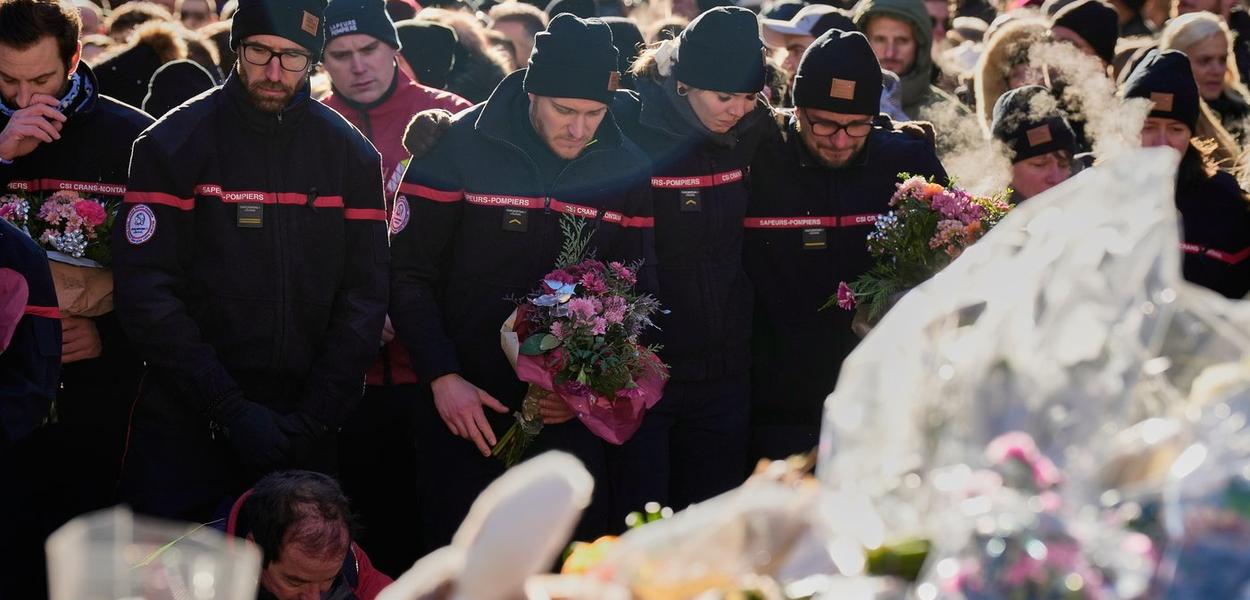 Vatrogasci plaču stojeći ispred kapele Sen-Kristof u Kran-Montani, u Švajcarskim Alpima, u nedjelju, 4. januara 2026. godine, tokom mise zadušnice nakon što je razorni požar u baru „Le Konstelasion“ odnio živote i prouzrokovao povrijeđene tokom novogodišnje proslave (Foto: AP photo/Baz Ratner)