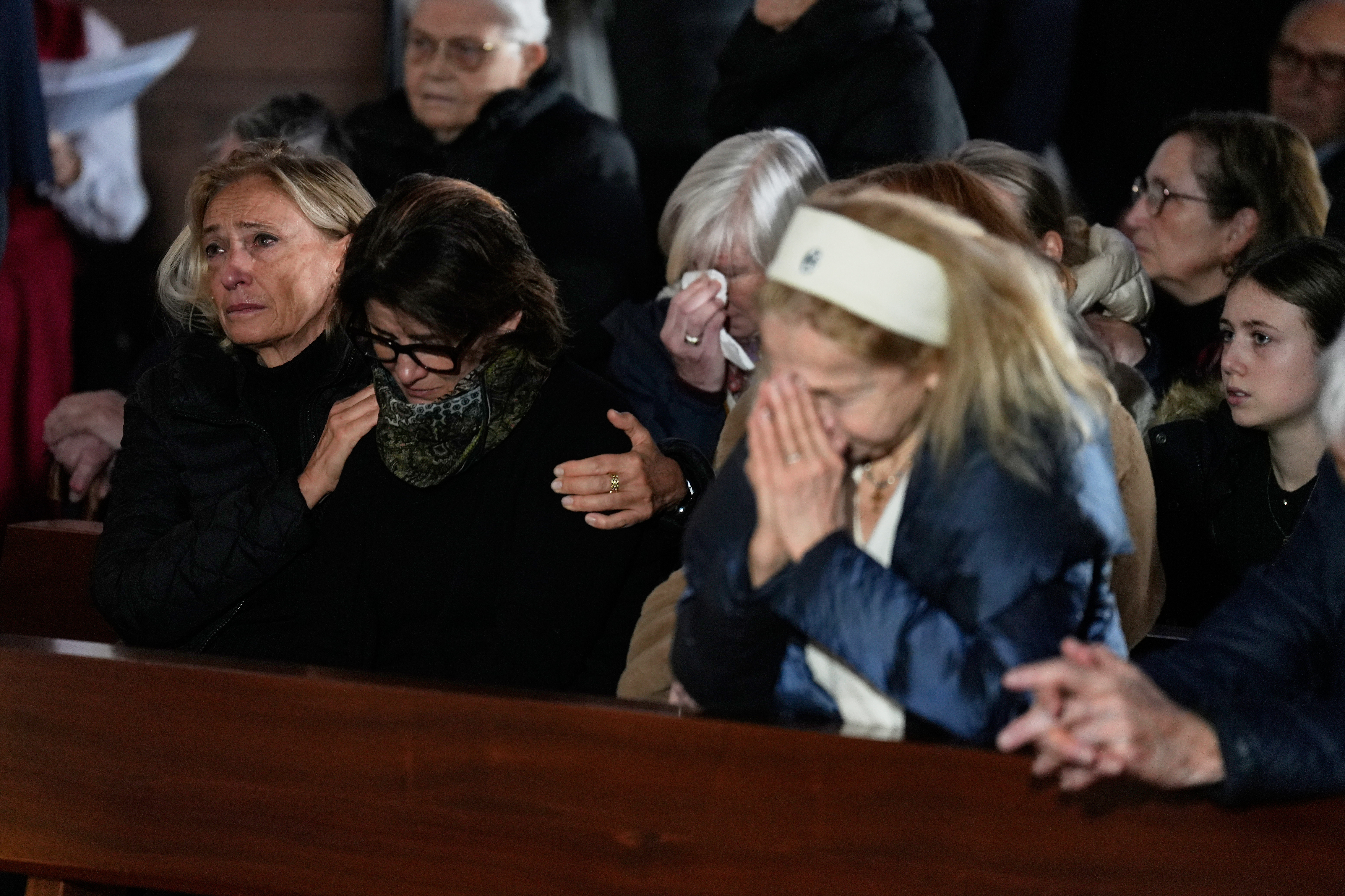 Stotine ljudi u tišini odali počast žrtvama požara u švajcarskom baru