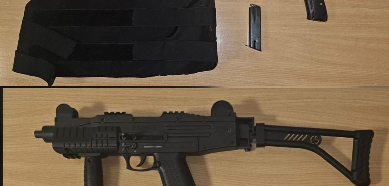 Oduzeti pancir i oružje (Foto: Uprava policije)