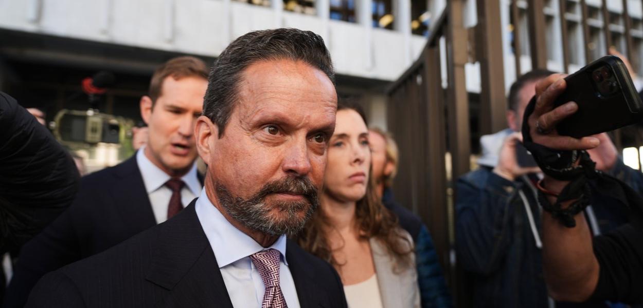 Alan Jackson, the attorney for Nick Reiner, leaves court after Reiner's arraignment on murder charges for the deaths of Rob and Michele Reiner Wednesday, Jan. 7, 2026, in Los Angeles. (AP Photo/Damian Dovarganes) (Foto: Damian Dovarganes)