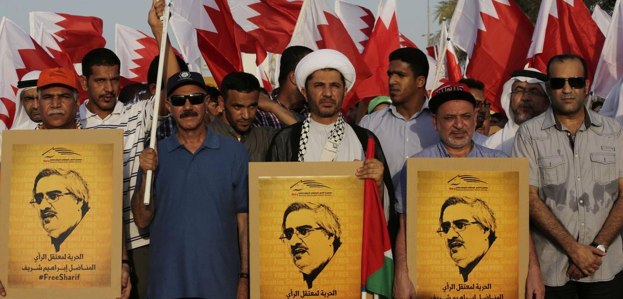 Demonstranti na protestima iz 2014. nose fotografiju opozicionog lidera Ebrahima Šarifa, koji je tada bio uhapšen (Foto: AP Photo/Hasan Jamali)