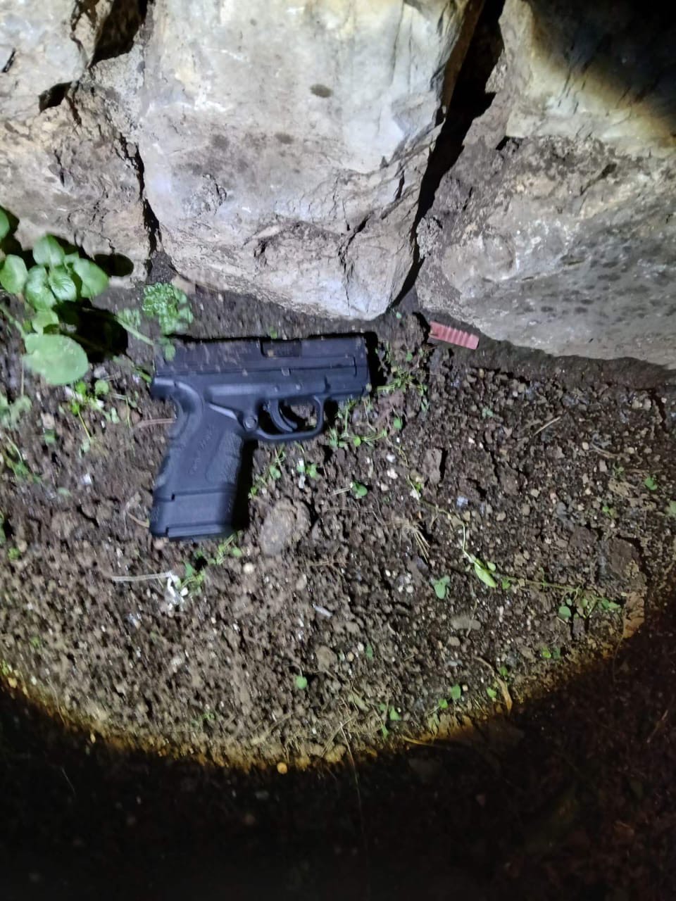 Pronađeni pištolj (Foto: Uprava policije)