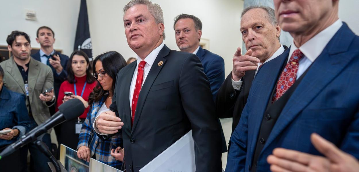 Džejms Komer pred novinarima nakon što se Bil i Hilari Klinton nisu pojavili na saslušanju o istrazi o Džefriju Epsttinu, 13. januar (Foto: AP Photo/J. Scott Applewhite)