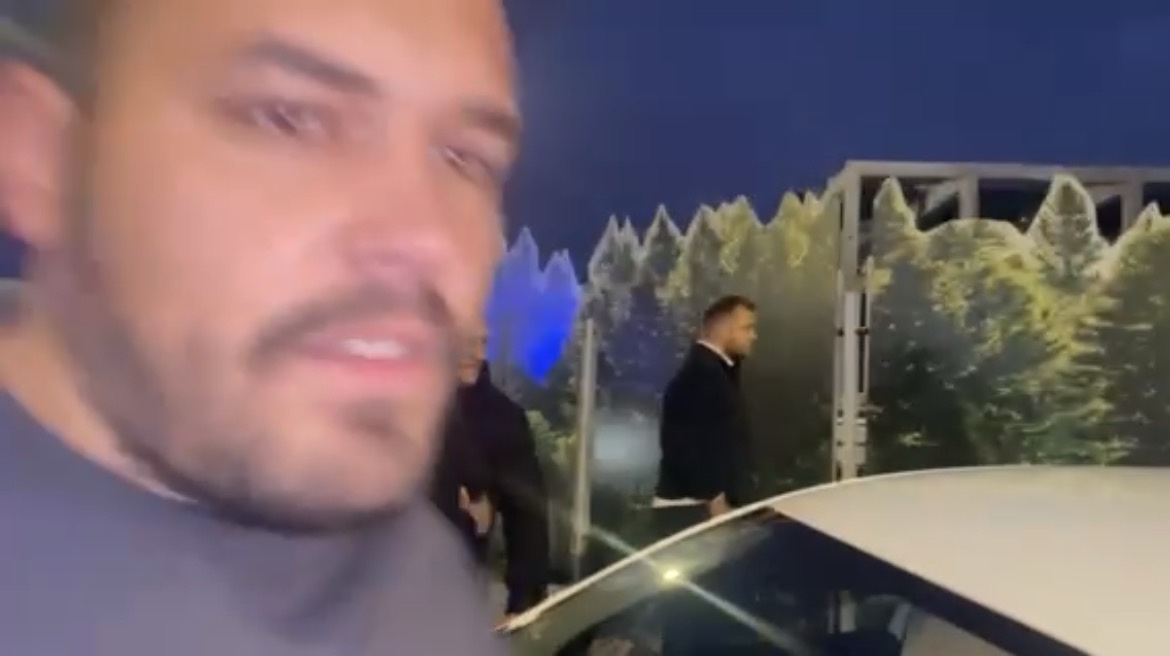 Bojan Terzić prilikom onemogućavanja novinarki Portala ETV da snima (skrinšot) (Foto: Portal ETV)