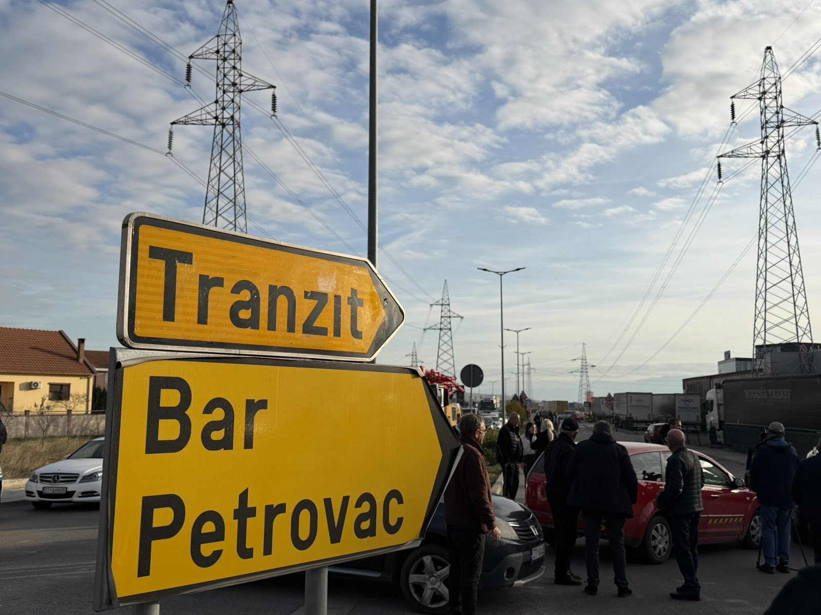 Blokada kružnog toka prema Cetinju i primorju