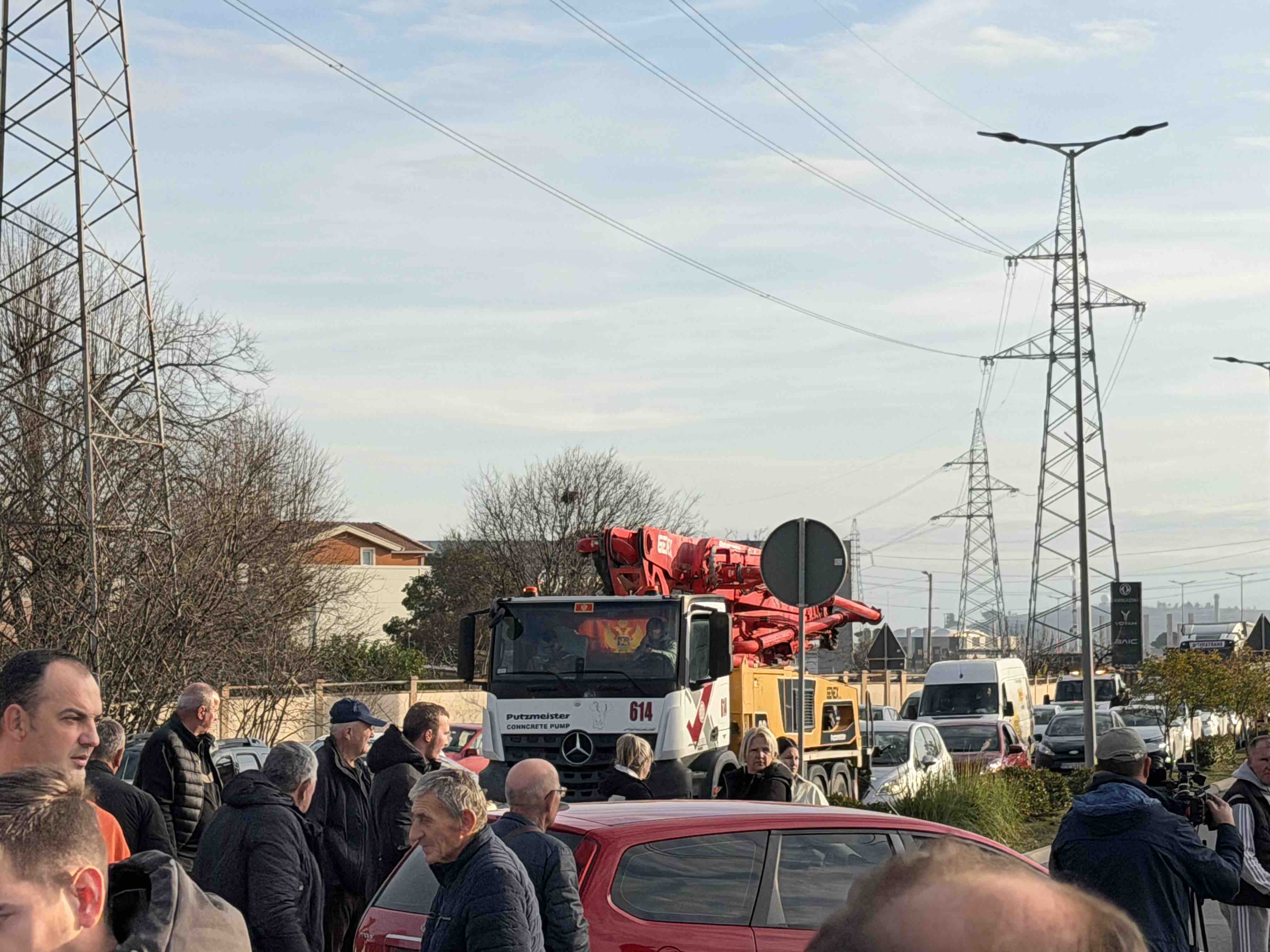 Blokada kružnog toka prema Cetinju i primorju