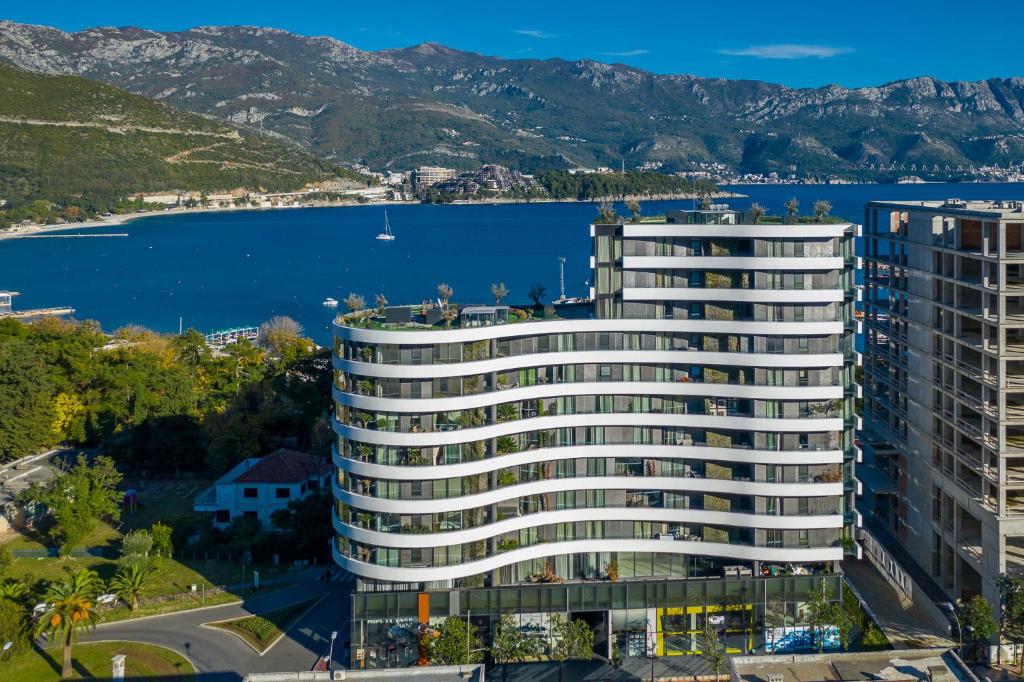 A PROSECUTORIAL INVENTION TESTED IN BUDVA: The building known as “Perla”