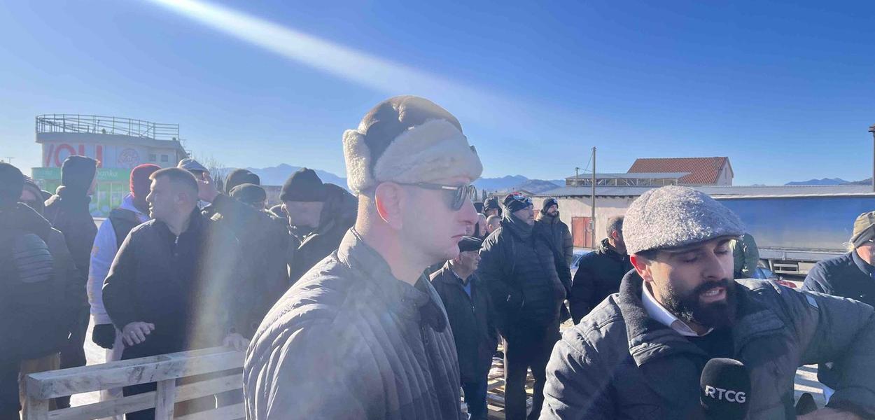 KOLEKTOR PRERASTAO U BORBU ZA SRPSKI JEZIK I TROBOJKU: Milan Knežević na blokadama Botunjana (Foto: Portal ETV/Tamara Klikovac)