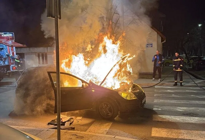 Gorjelo vozilo na Cetinju (Foto: SZS/RTV Cetinje)