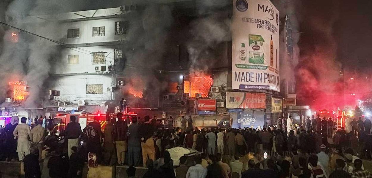 Požar u tržnom centru u Pakistanu (Foto: AP/Mohammad Farooq)