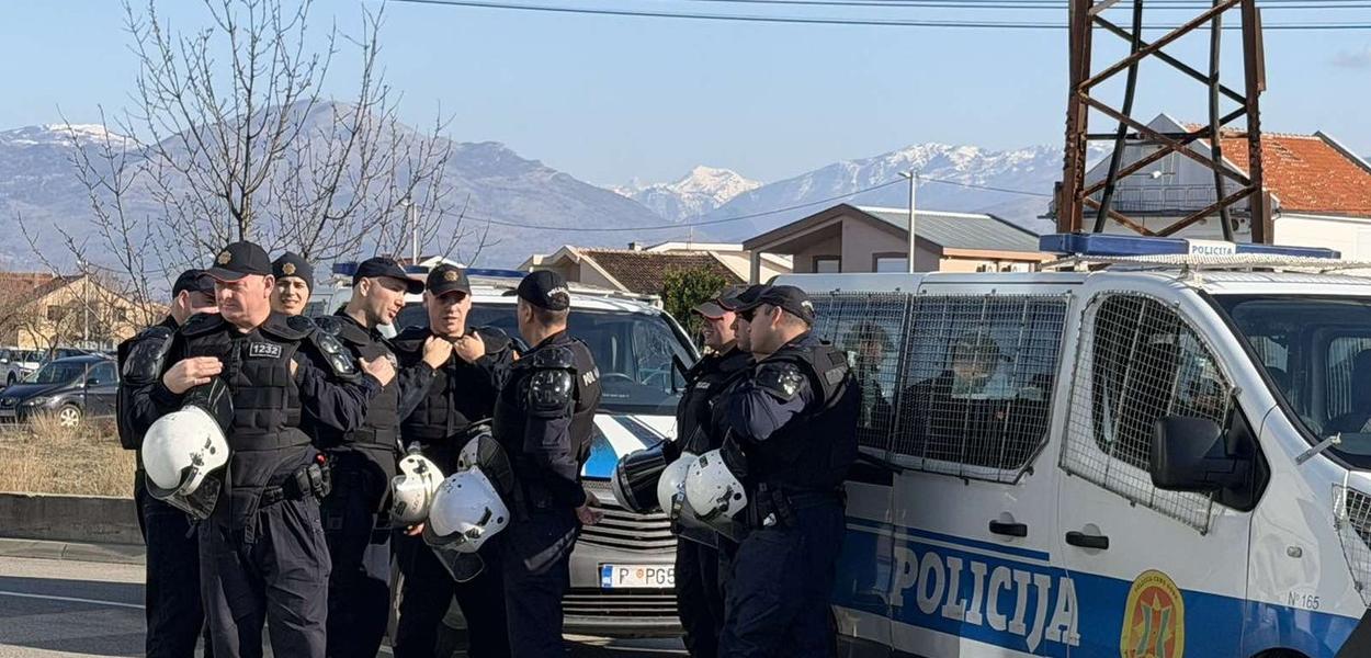Policija na blokadi na kružnom toku ka Aerodromu (Foto: Portal ETV/Miraš Dušević)