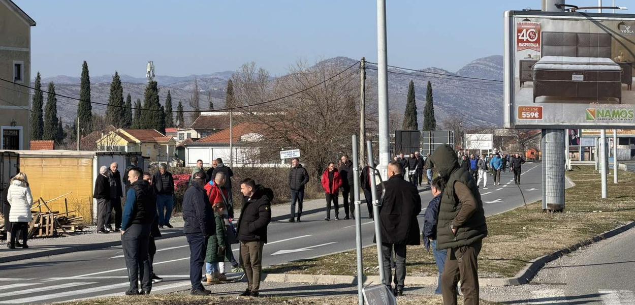 Blokada na kružnom toku ka Aerodromu (Foto: Portal ETV/Miraš Dušević)