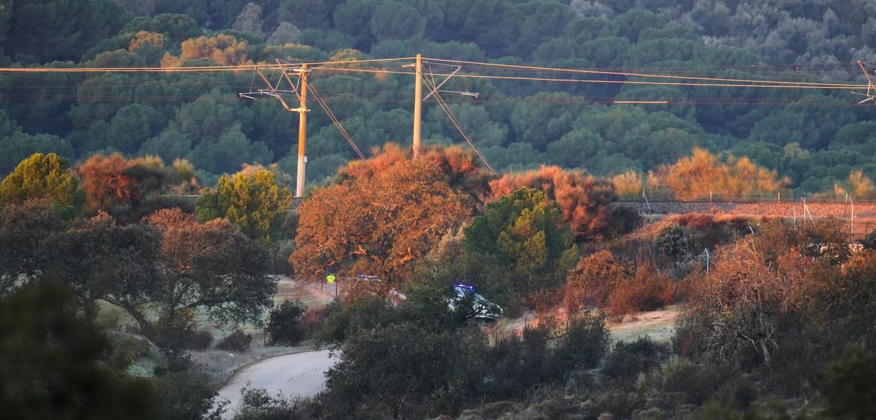 Policijska vozila u blizini mjesta sudara brzog voza u Adamuzu, kod Kordobe, na jugu Španije (Foto: AP photo/Manu Fernandez)