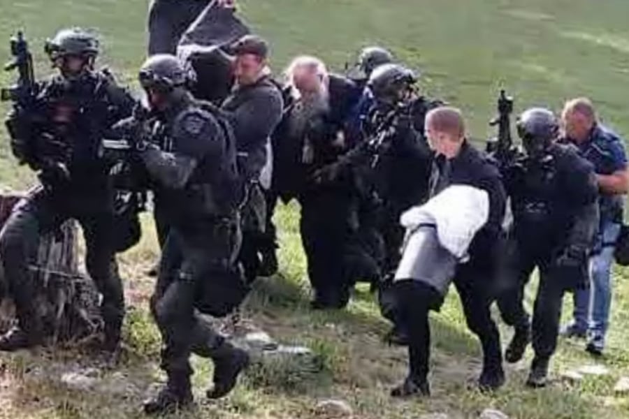 Policija s dugim cijevima ustoličuje iz Beograda imenovanog čelnika eparhije crnogorsko-primorske Crkve Srbije, Cetinje 5. septembar 2021. (Foto: Screenshot)