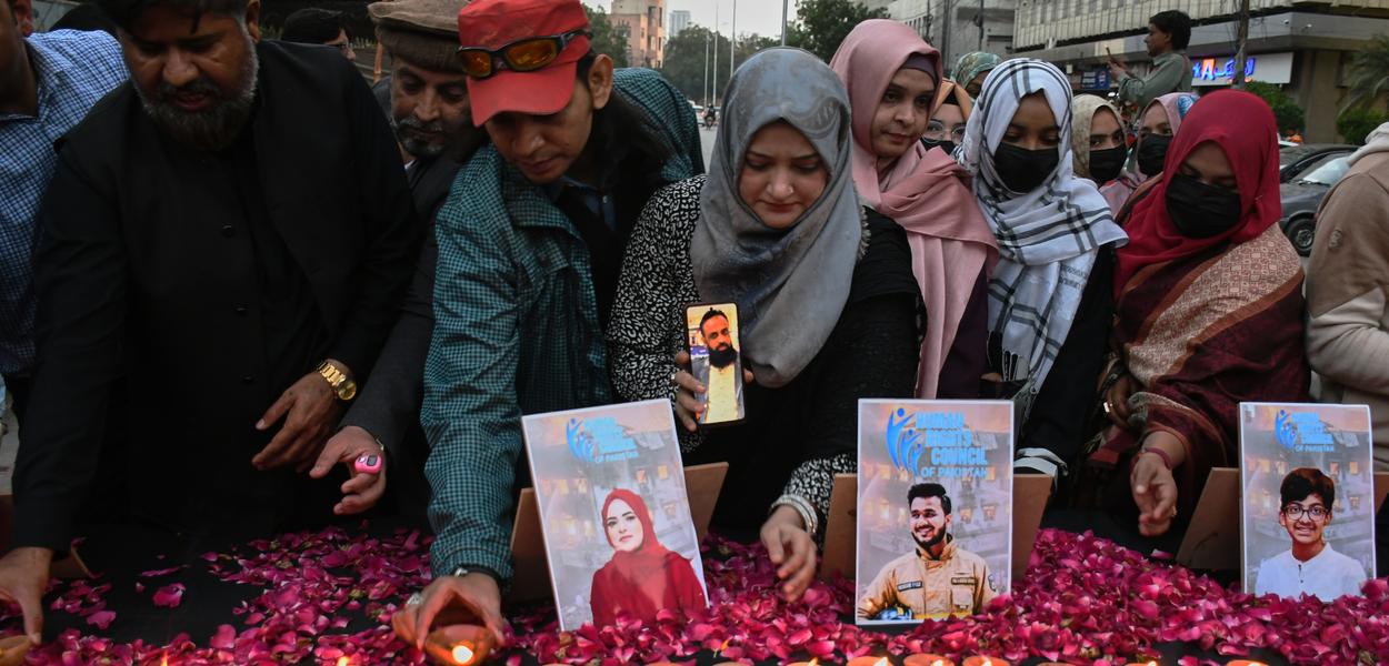 Ljudi učestvuju u bdijenju uz svijeće za žrtve požara u trgovačkom centru u Karačiju, Pakistan, u srijedu, 21. januara 2026. (Foto: AP photo/Ali Raza)
