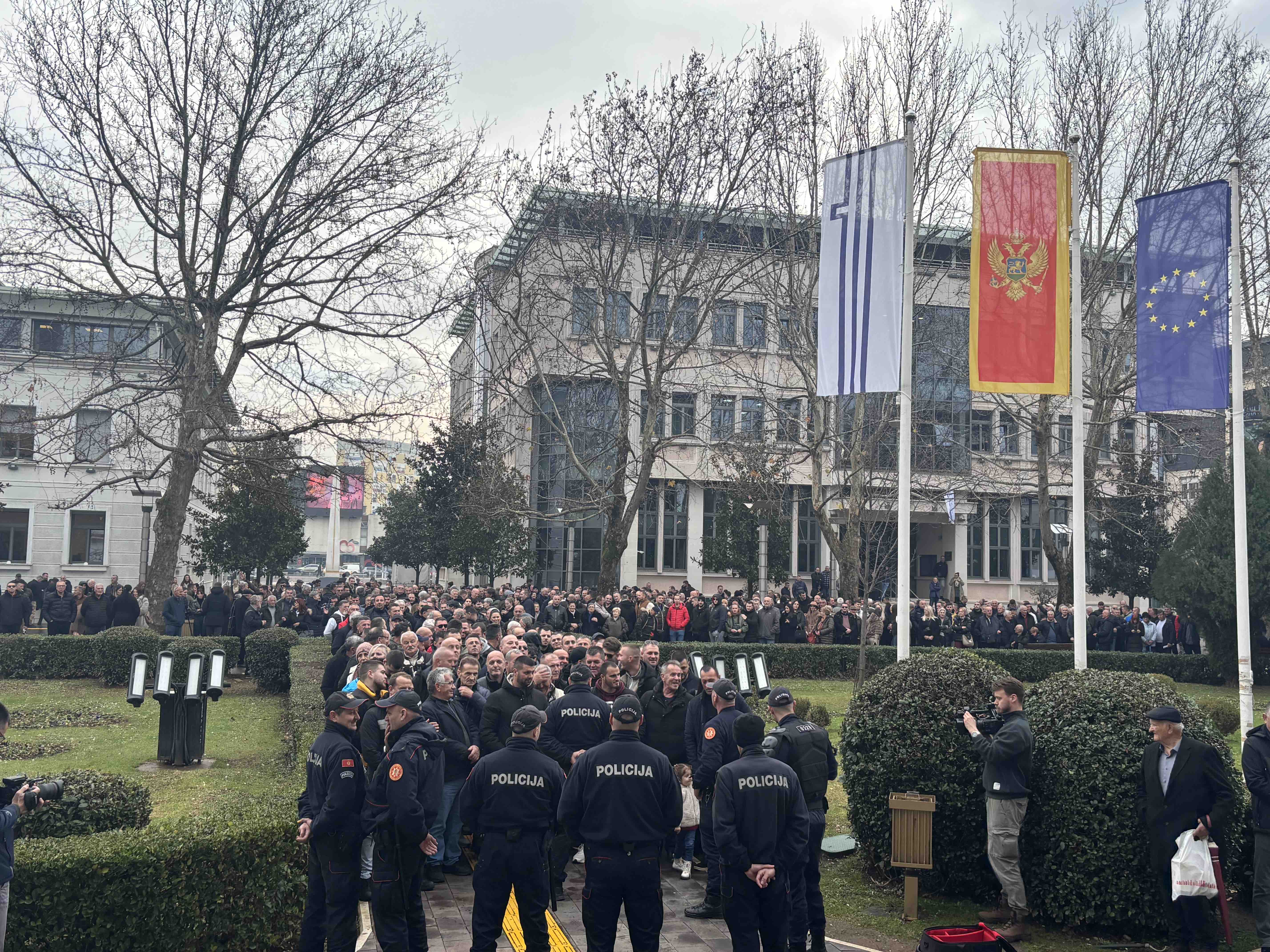 Policija ispred zgrade Glavnog grada 