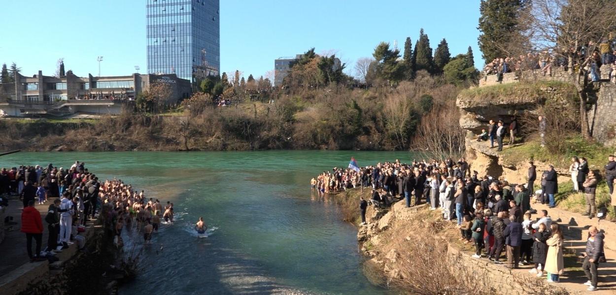 SVETOSAVLJE DALEKO OD IZVORNOG HRIŠĆANSTVA: Plivanje na Bogojavljenje na Sastavcima u Podgorici (Foto: Media biro)