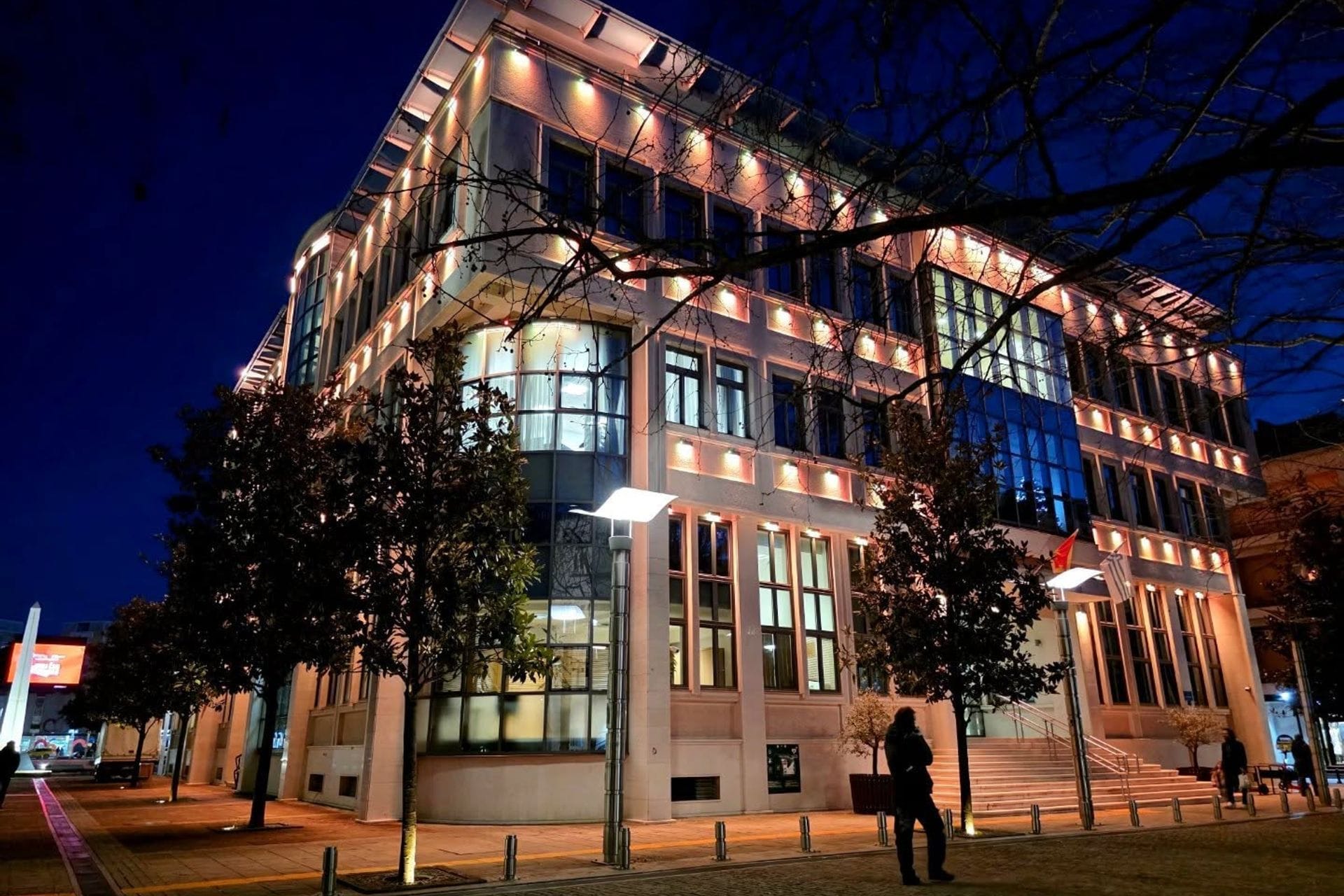 zgrade i most osvijetljeni žutom bojom