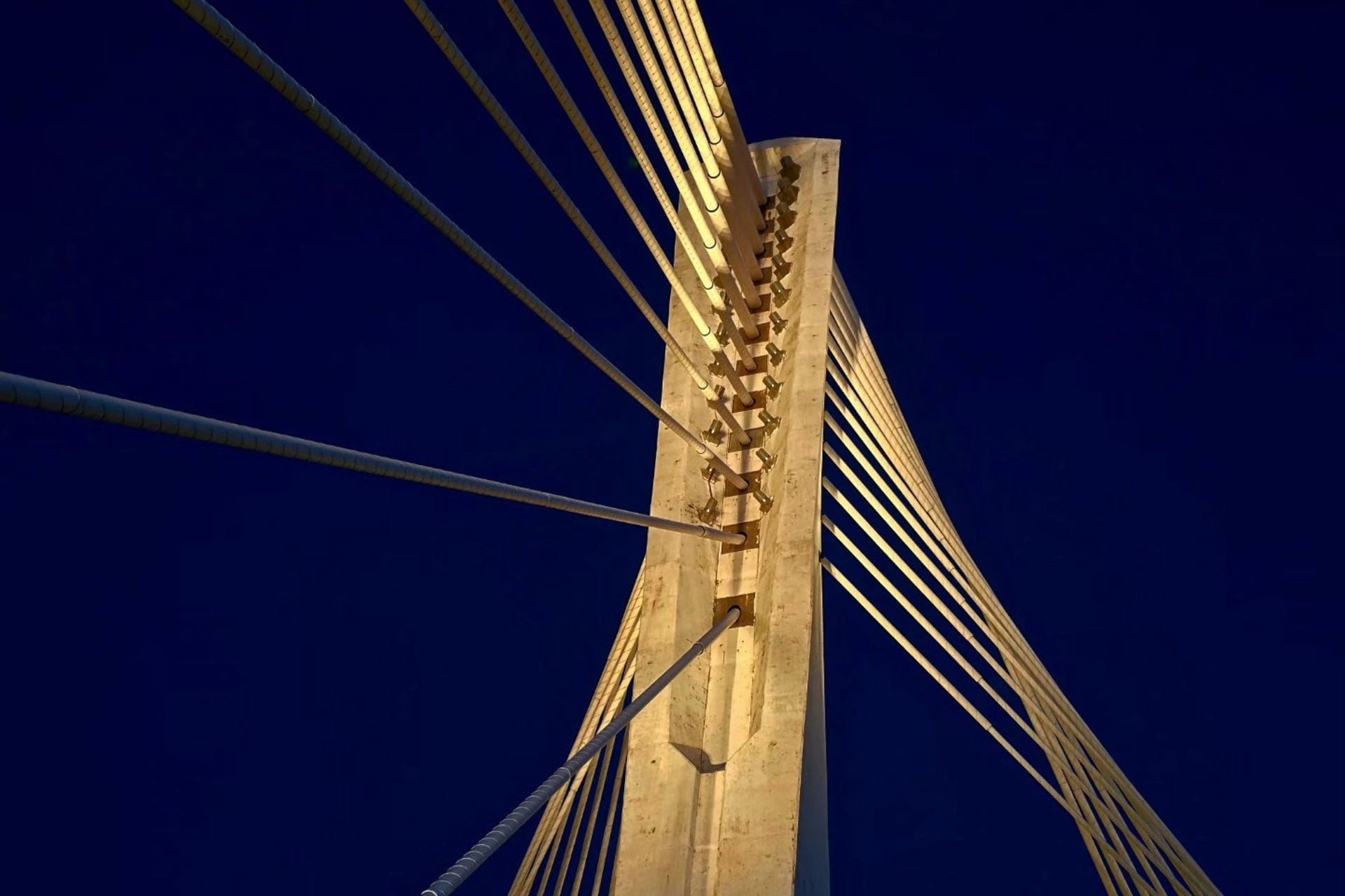 zgrade i most osvijetljeni žutom bojom