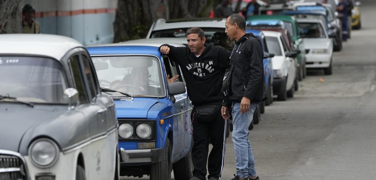 Vozači čekaju u redu da kupe gorivo, Kuba, 30. januar 2026. (Foto: AP Photo/Ramon Espinosa)