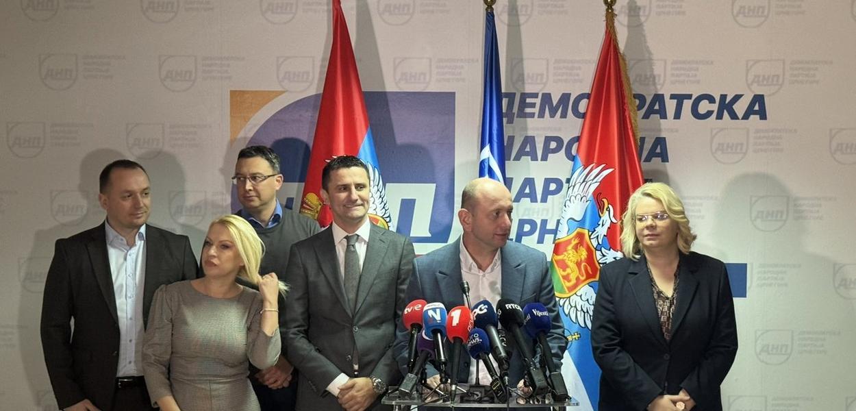 Milan Knežević and other party members at the press conference (Foto: TV E)
