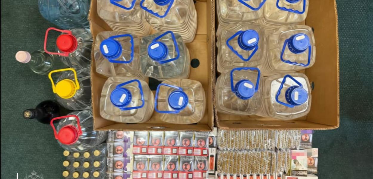Pronađeni alkohol i cigarete (Foto: Uprava policije)