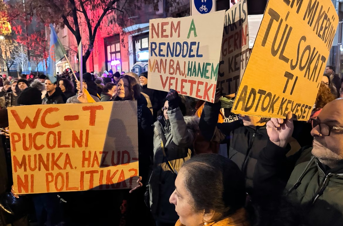Sa protesta (Foto: Tanjug/AP Photo/Bela Szandelszky)