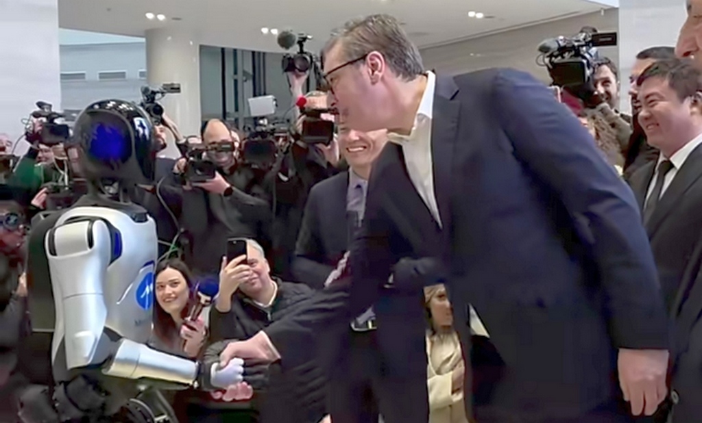 Vučić se pozdravlja sa robotom (Foto: Stop kadar)