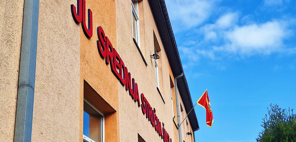  (Foto: 𝐽𝑈 𝑆𝑟𝑒𝑑𝑛𝑗𝑎 𝑠𝑡𝑟𝑢𝑐̌𝑛𝑎 𝑠̌𝑘𝑜𝑙𝑎 - 𝐵𝑖𝑗𝑒𝑙𝑜 𝑃𝑜𝑙𝑗𝑒)