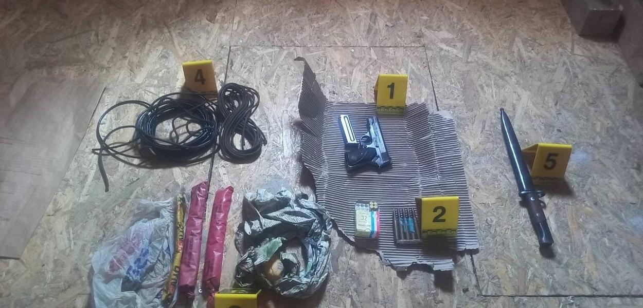 Pronađeni eksploziv, pištolj, municija i okviri (Foto: Uprava policije)