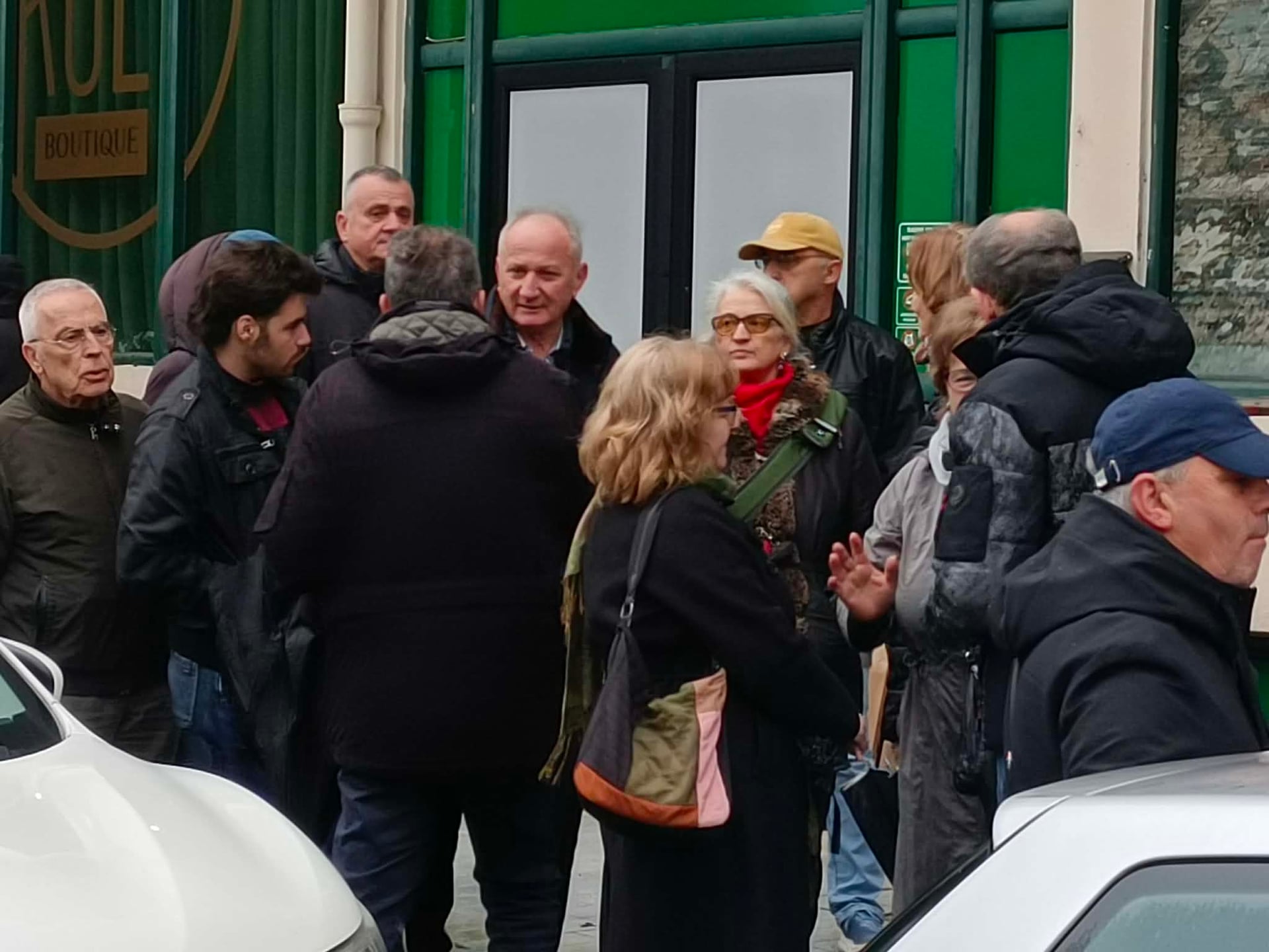 Okupljeni ispred Osnovnog suda u Podgorici