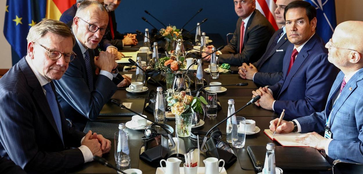 German Chancellor Friedrich Merz, second left, and German Foreign Minister Johann Wadephul, left, meet U.S. Secretary of State Marco Rubio, second right, during the Munich Security Conference in Munich, Germany, Friday, Feb. 13, 2026. (Liesa Johannssen/Pool Photo via AP) (Foto: Liesa Johannssen)