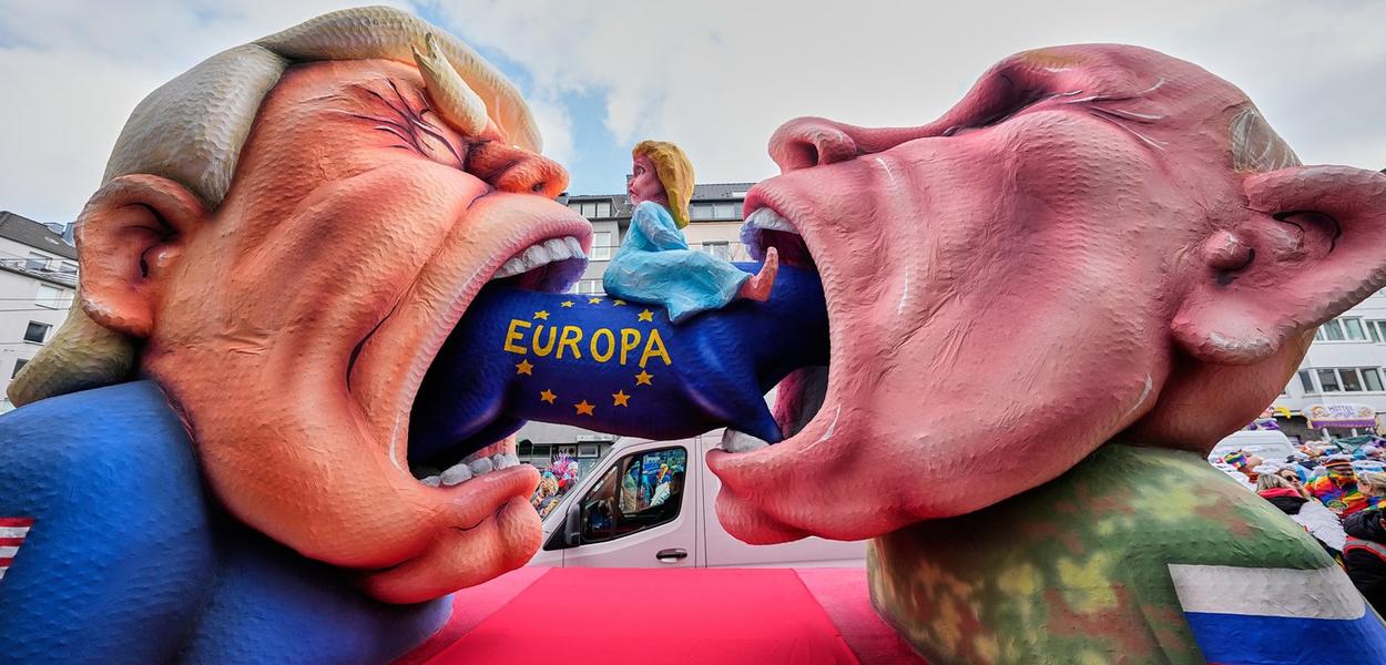 A carnival float depicting Russian President Vladimir Putin, right, and US President Donald Trump is pictured during the Rosemonday Carnival Parade in Duesseldorf, Germany, Monday, Feb. 16, 2026 (AP Photo/Martin Meissner) (Foto: Martin Meissner)