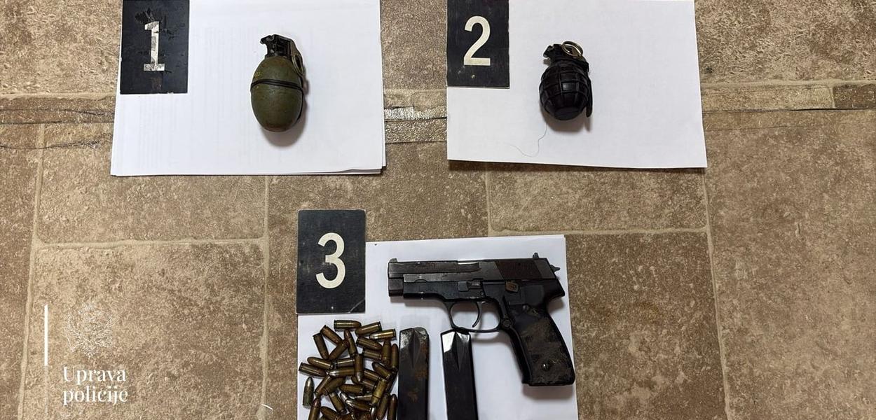 Pronađene bombe i pištolj u Ulcinju (Foto: Uprava policije)