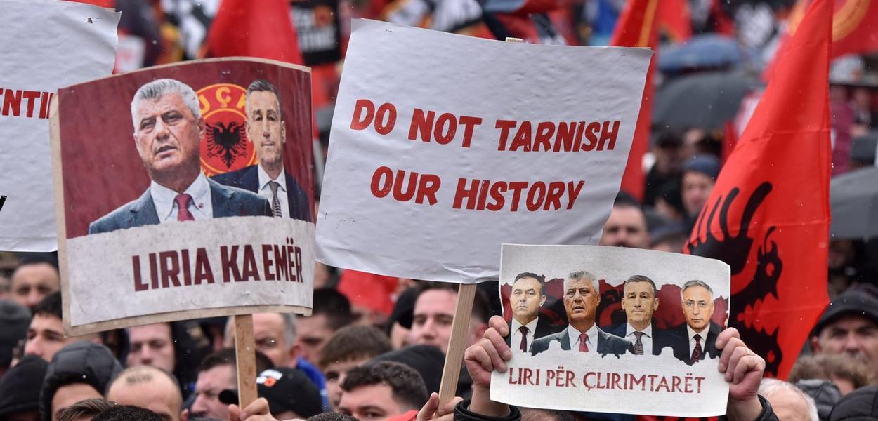 Hiljade ljudi prisustvuje velikom protestu u znak podrške bivšim liderima koji se suočavaju sa suđenjem za navodne ratne zločine tokom rata za nezavisnost od Srbije 1998–1999, u Prištini, Kosovo, u utorak, 17. februara 2026.  (Foto: AP photo/Laura Hasani)